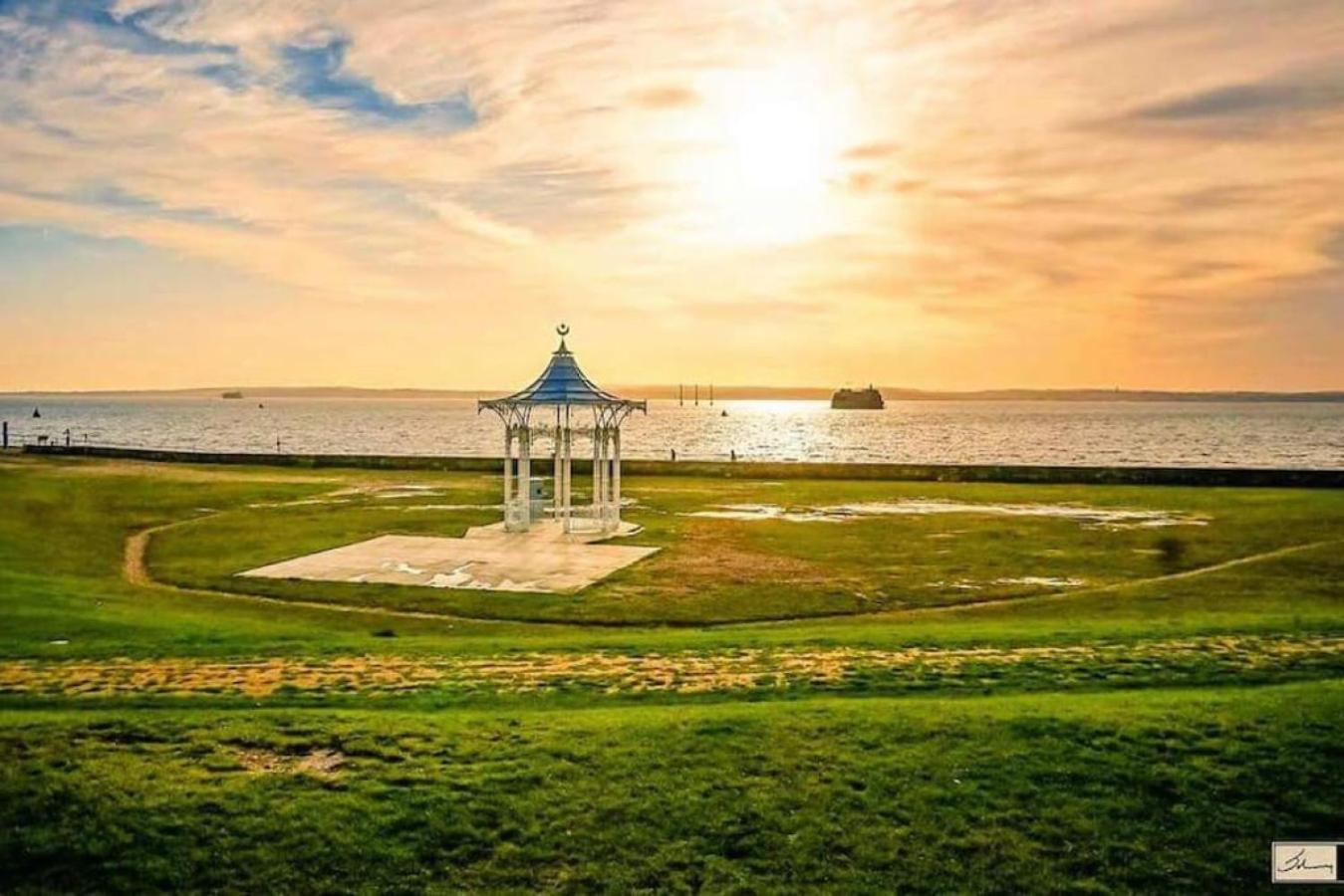 Air Maison - Stunning Beach Front Apartment بورتسماوث المظهر الخارجي الصورة